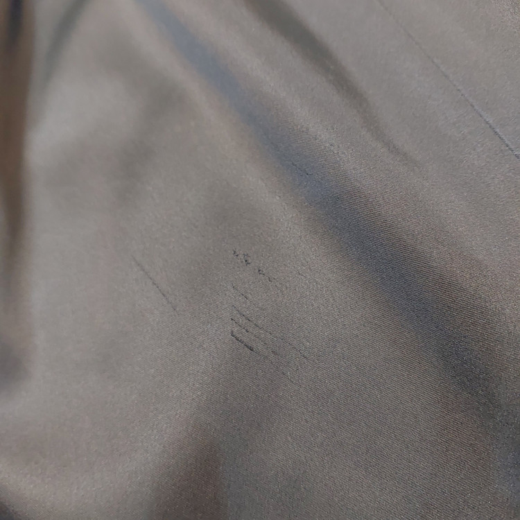 پشت دامن نخ کش شده