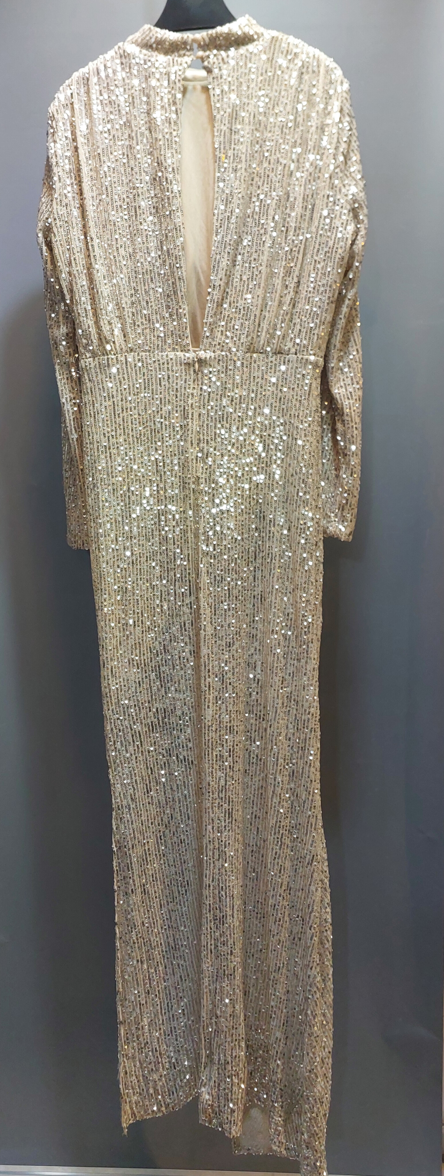 پیراهن ماکسی پولکدوزی یقه ایستاده چاکدار طلایی