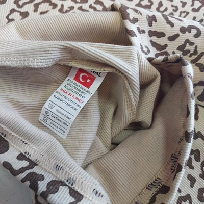 تیشرت کراپ ریلکس فیت زنانه شانل طرح پلنگی کرم قهوهای